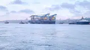 Dev vinç gemisi Boğaz trafiğini kilitledi