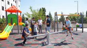 Kahta Belediyesi özel çocuklar için okul bahçesine oyun parkı kurdu