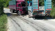 Manisa Gördes yolunda kamyonlar kafa kafaya çarpıştı