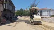 Şehzadeler’de bozulan yollar asfaltla yenileniyor