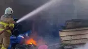 Bartın sanayi sitesindeki hurda deposunda sabah saatlerinde yangın çıktı