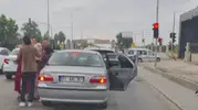 Adana trafiğinde yol verme kavgası Kadınlar ve erkekler birbirine girdi