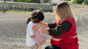 Doğubayazıt’ta miniklere Kızılay’dan giyim desteği