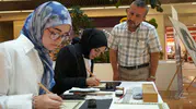 38 yaşında başladığı hat sanatını şimdi öğrencilerine öğretiyor