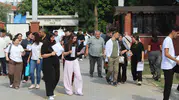YKS sınavında ehliyet engeli ve değişmeyen okul kapısı manzaraları