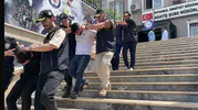 Havalimanı minibüsünün önünü kesip ziynet eşya çaldılar!