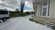 Haziran ayında kış manzarası Karslılar sokaklardaki doluyu kürekle temizledi