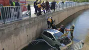 Kayseri'de korkutan kaza Otomobil bariyerleri aşıp kanala uçtu