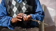 Ardahanlı İrfan Aydın serçelere dost eli uzatıyor