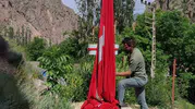 Erzurum’da yere düşen bayrağa mahalleli sahip çıktı