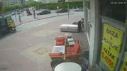 Konya'da kamyonet dehşeti Elektrikli bisikletteki çocuklar ezilmekten son anda kurtuldu