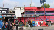 Adana'da sabah trafiğinde kamyon bakkal dükkanına girdi