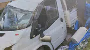 Sivas Kangal'da kamyonet duvara çarptı