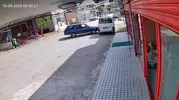 Park halindeki otomobil kendi kendine yola çıkıp minibüse çarptı