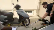 Edirne’de motosikletin motoruna gizlenen davetsiz misafir