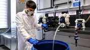 Ağrılı gençler okul laboratuvarında kendi harçlıklarını çıkarıyor