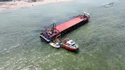 Karasu sahiline oturan dev yük gemisi için kurtarma operasyonu başladı
