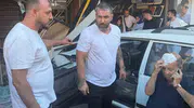 Fatih’te kontrolden çıkan otomobil dükkanlara girdi