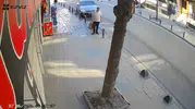 Küçükçekmece’de kaldırımdaki yayaya otomobil çarptı