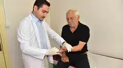 Motorlu testereyle kopan parmağı beş saatlik operasyonla kurtardılar