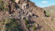Erzurum'da kaya tehlikesi mahalle yolunu ulaşıma kapattı