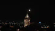 İstanbul semalarında geceyi aydınlatan dev dolunay