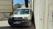 Karabük'te aracıyla duvar arasına sıkışan sürücü zor kurtarıldı