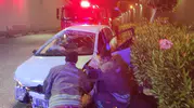 İskenderun’da sürücü direksiyon hakimiyetini kaybedip duvara çarptı