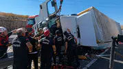 Şanlıurfa yolunda kaza yapan tır şoförü yaşam mücadelesi veriyor
