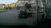 Erzurum'da kontrolden çıkan araç kaldırımdaki iki kadını kıl payı ıskaladı