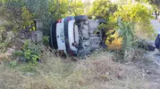 Manavgat’ta sürücünün kontrolünden çıkan otomobil bahçeye devrildi
