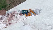Tunceli dağlarında yaz mevsiminde karla mücadele mesaisi