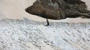Batman dağlarında yaz ortasında karla savaş sürüyor