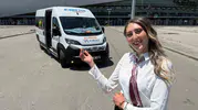 Eskişehirli Özge okuldan sonra servis direksiyonuna geçti