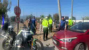 Aydın’da ani fren kazası Otomobil direğe çarptı