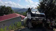 Zonguldak'ta kontrolden çıkan beton mikseri evin çatısına uçtu