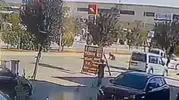 İnegöl yolunda motosikletli kazası kameraya yansıdı
