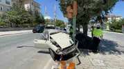 Karaman'da sürücü direksiyon hakimiyetini kaybedince trafik ışıklarına çarptı