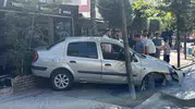 Niğde’de kontrolden çıkan otomobil iş yerinin içine girdi