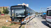 Eskişehir'de belediye araçlarının arasında kalan otomobilde iki kişi yaralandı