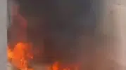 Küçükçekmece'de bina boşluğundaki yangın kamyoneti kül etti