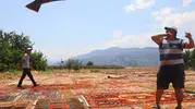 Antalya tarlalarında güneşle değerlenen halılar dünyaya satılıyor