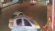 Adana'da korku dolu anlar Otomobilin altında kalmaktan saniyelerle kurtuldu