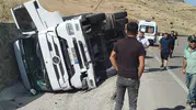 Malatya yolunda tır devrildi