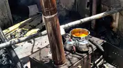 Yemek pişirirken evinin avlusunu yaktı