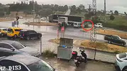 Antalya’da tırın altına aldığı otomobil takla attı