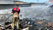 İzmir Buca'da sanayi bölgesindeki boş arazi yine alevlere teslim oldu