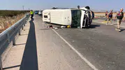 Hatay yolunda işçi taşıyan minibüs devrildi