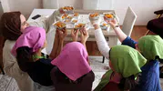 Erzurumdaki çocuklar aşure kazanının başına geçti