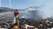 Buca sanayisinde çöplüğe dönen arazide dumanlar yükseldi